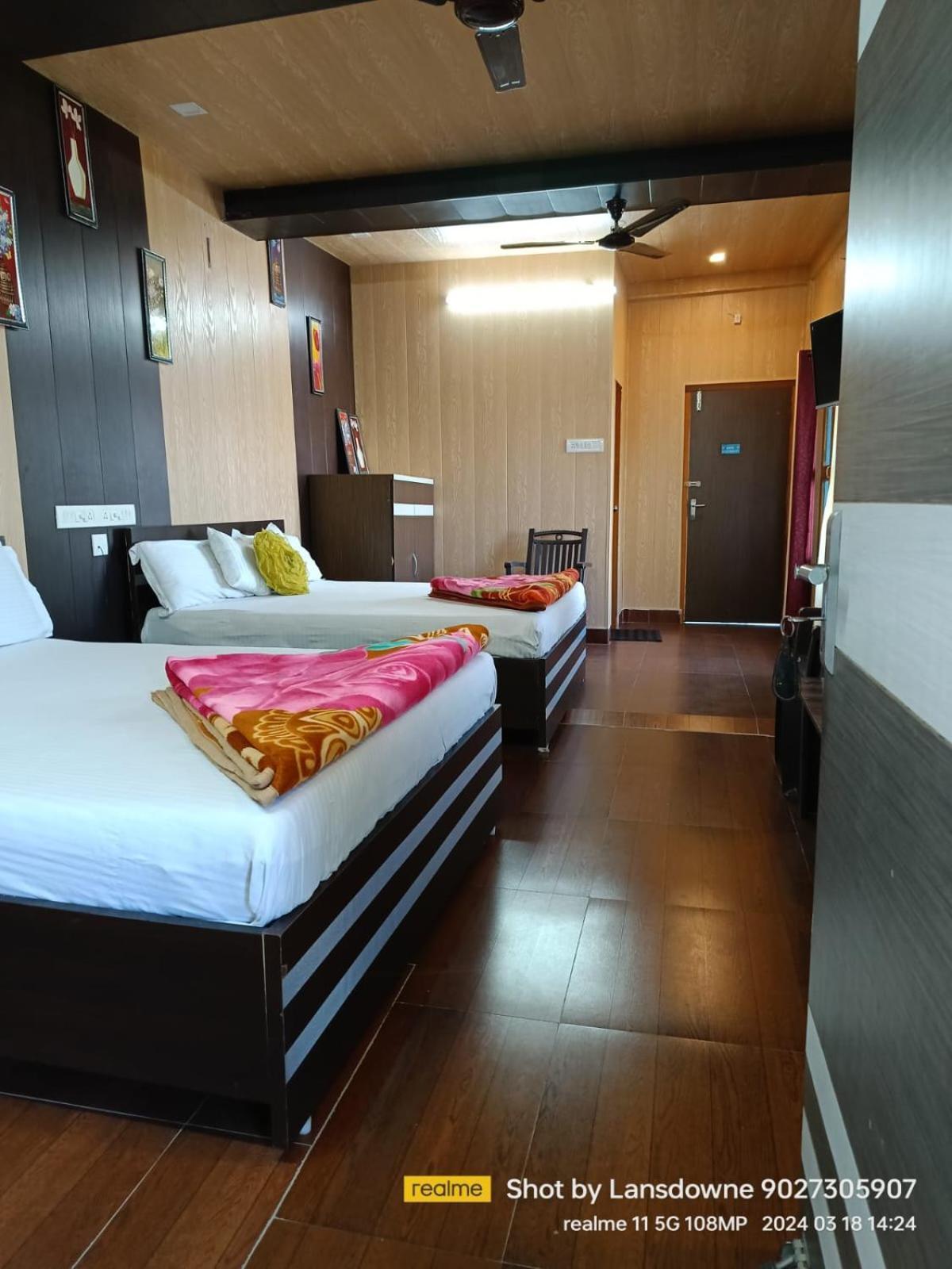 Joshi Holiday Home Stay ลันส์โดว์นี ภายนอก รูปภาพ