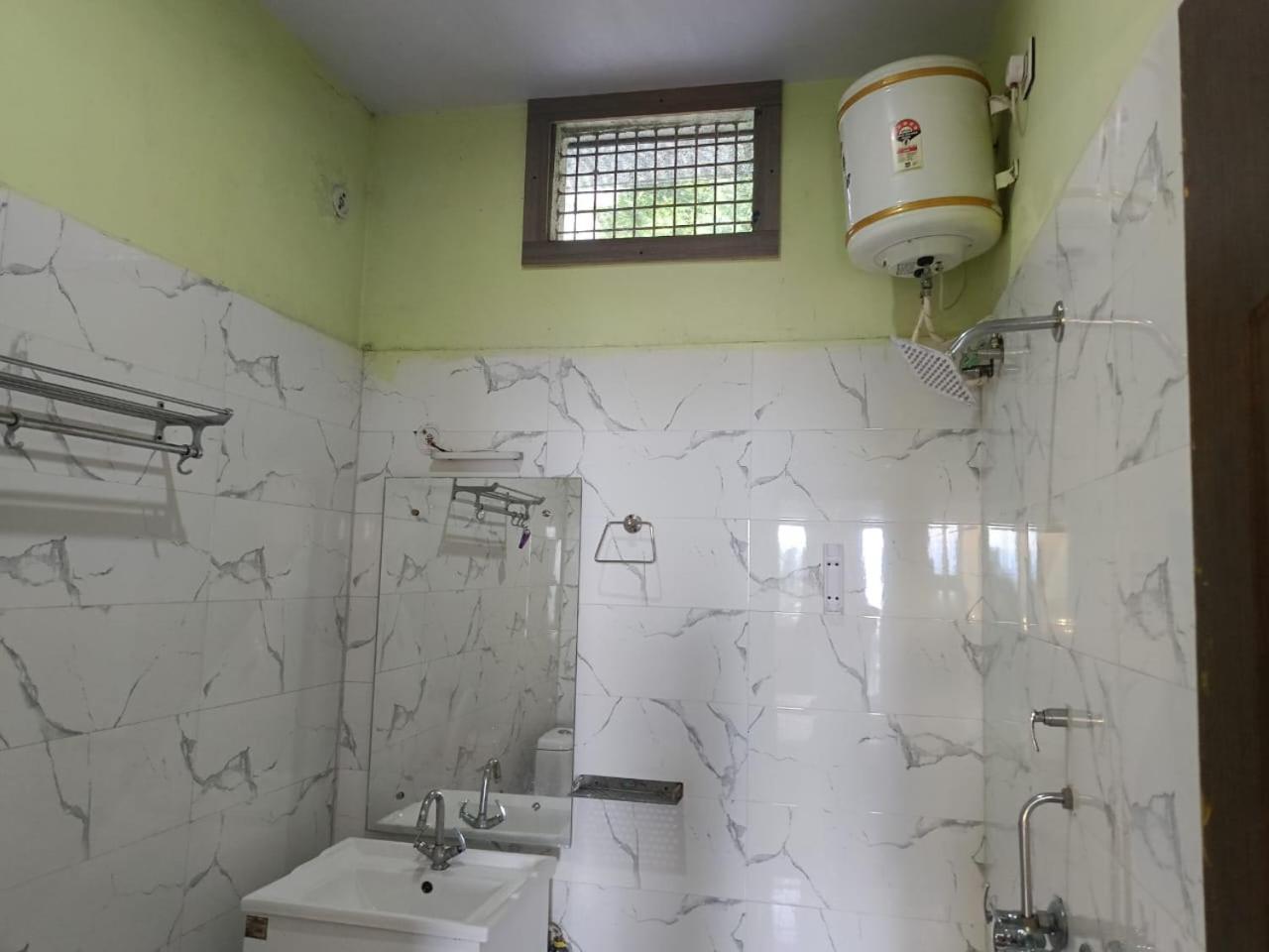 Joshi Holiday Home Stay ลันส์โดว์นี ภายนอก รูปภาพ